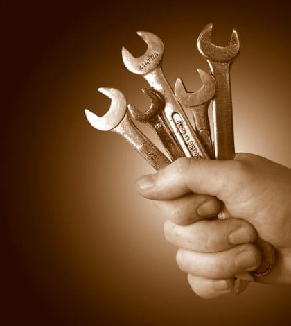 iStock_000000181770 HOLDING WRENCHES 420 iStock_000000181770 HOLDING WRENCHES 420