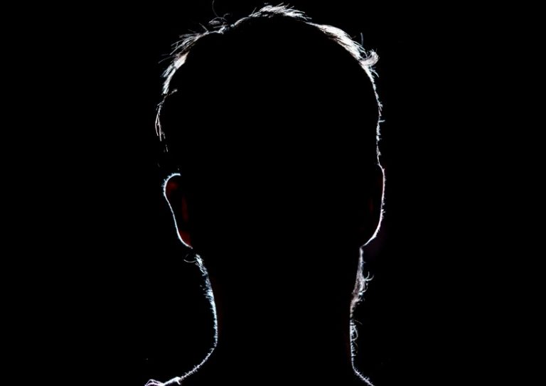 lighten-portrait-silhouette-of-a-human-head-in-the-dark-background-picture-id1028373274 lighten-portrait-silhouette-of-a-human-head-in-the-dark-background-picture-id1028373274