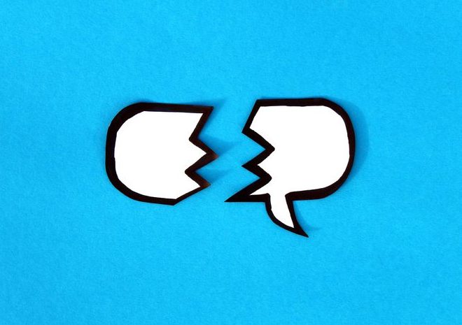 On a blue background lies a torn cloud for thoughts. A word balloon broken in two.