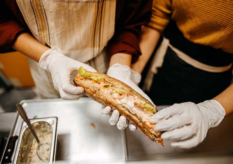 no-poach-agreements-restaurants making a sandwich at fast food restaurant